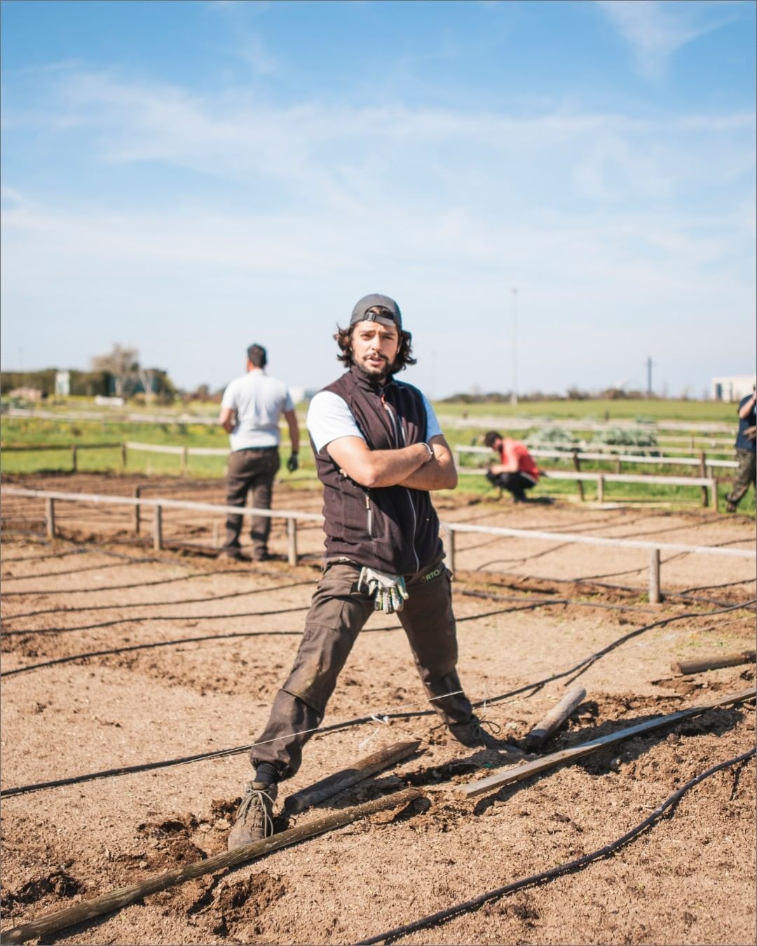 agricoltore in mezzo ad un orto