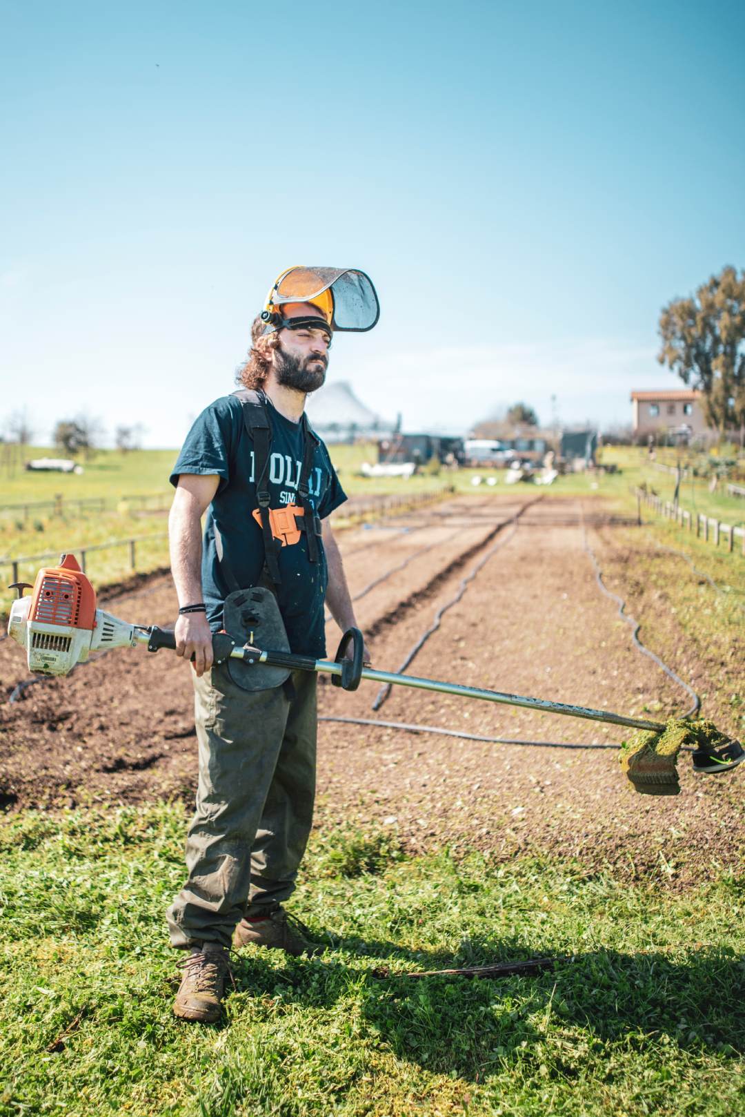 agricoltore con tuta protettiva su un orto verde