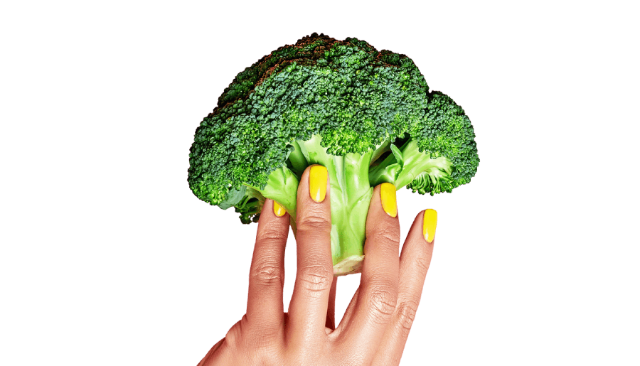 broccoli verdi tenuti da una mano