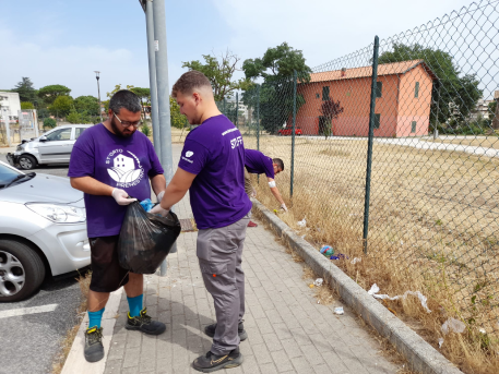 due ragazzi con maglie viola che lavorano insieme