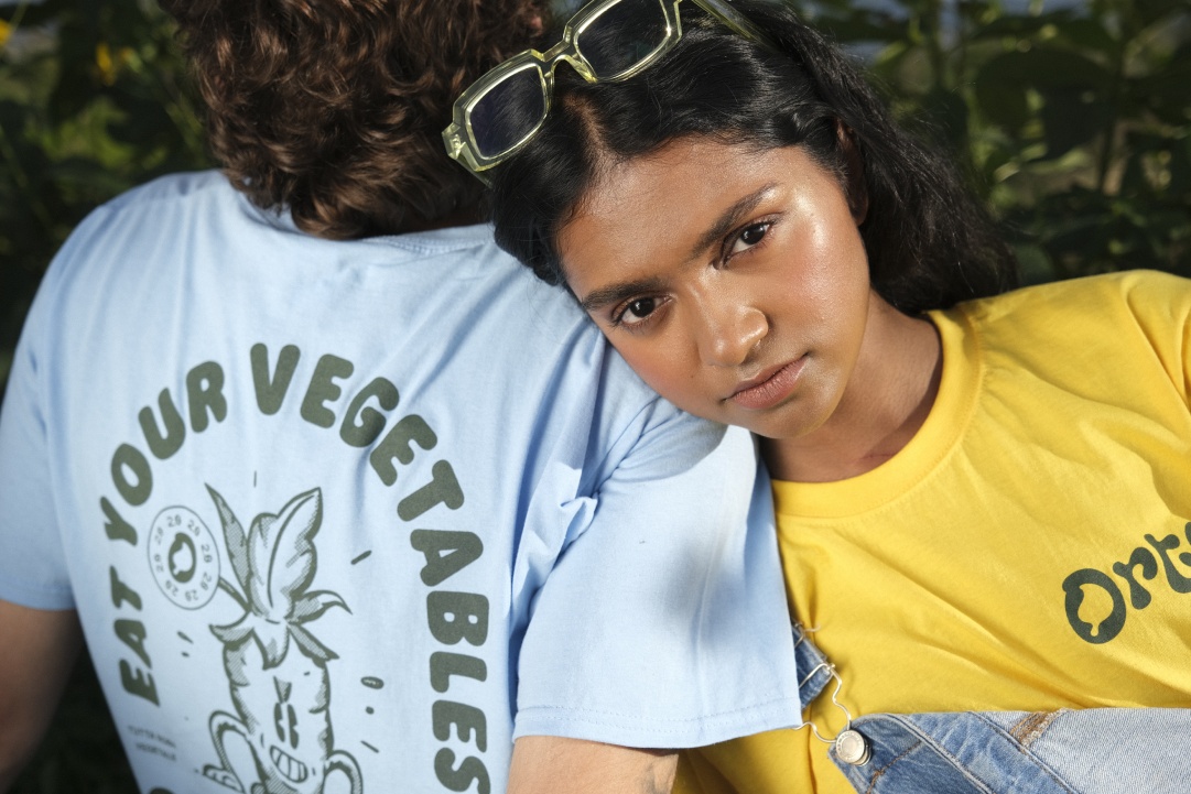 ragazzo con maglia blu e ragazza con maglia gialla